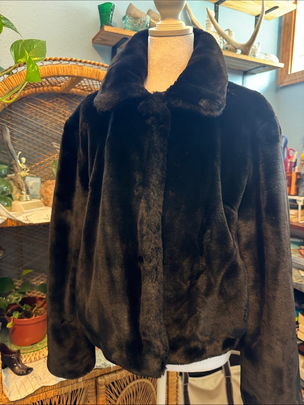 SZ LARGE Black faux fur crop jacket Y2K Black Rivet Tuscan mom winter fully line